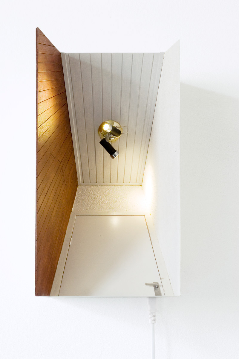 Entree, 2004. Mdf, Verf, Electrisch Licht, B. 18 – H. 32 – D. 26 Cm.