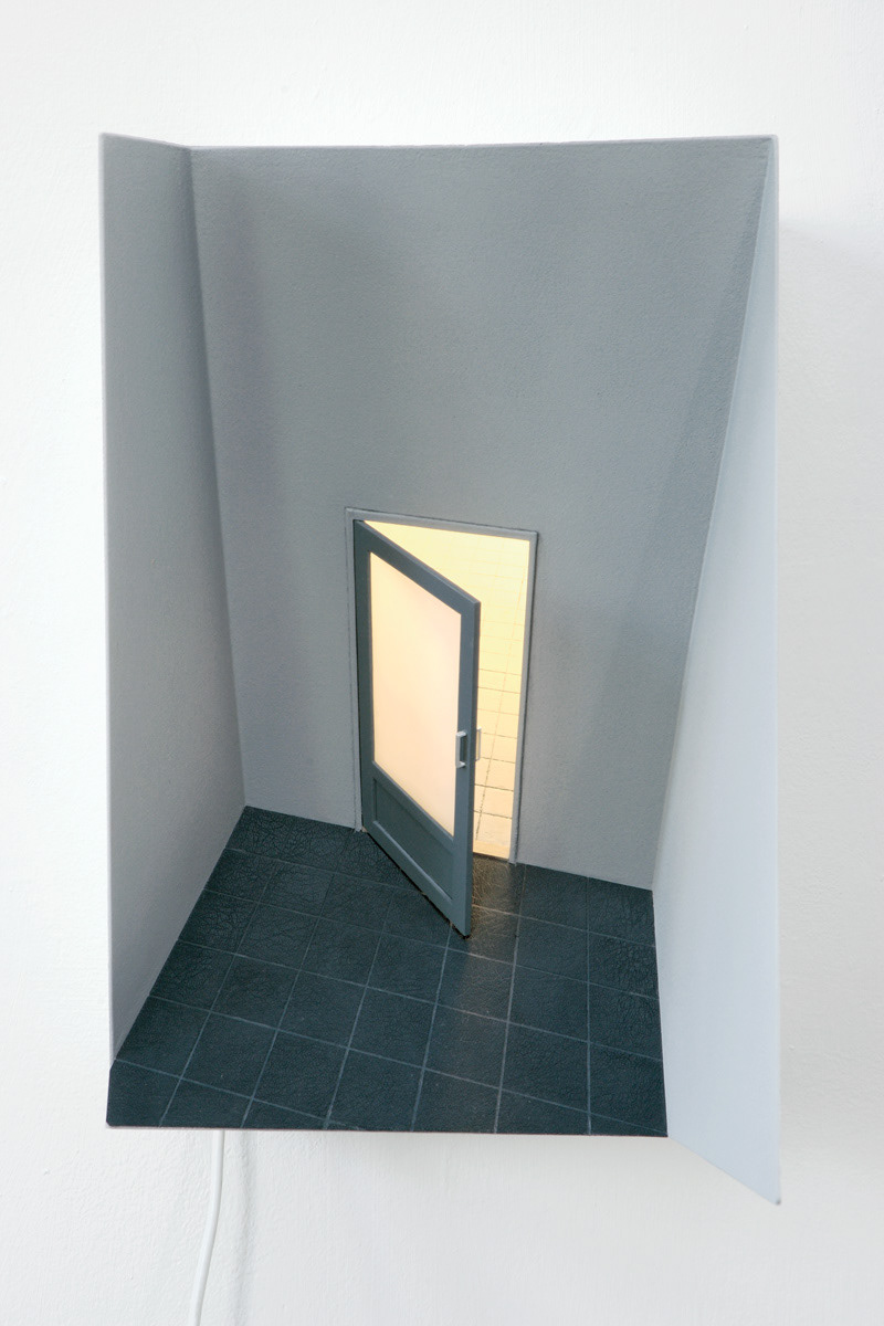 School, 2005. Mdf, Verf, Kunststof, Aluminium, B-22 H-34 D-33 Cm. Mp3-Player met geluid van spelende kinderen.