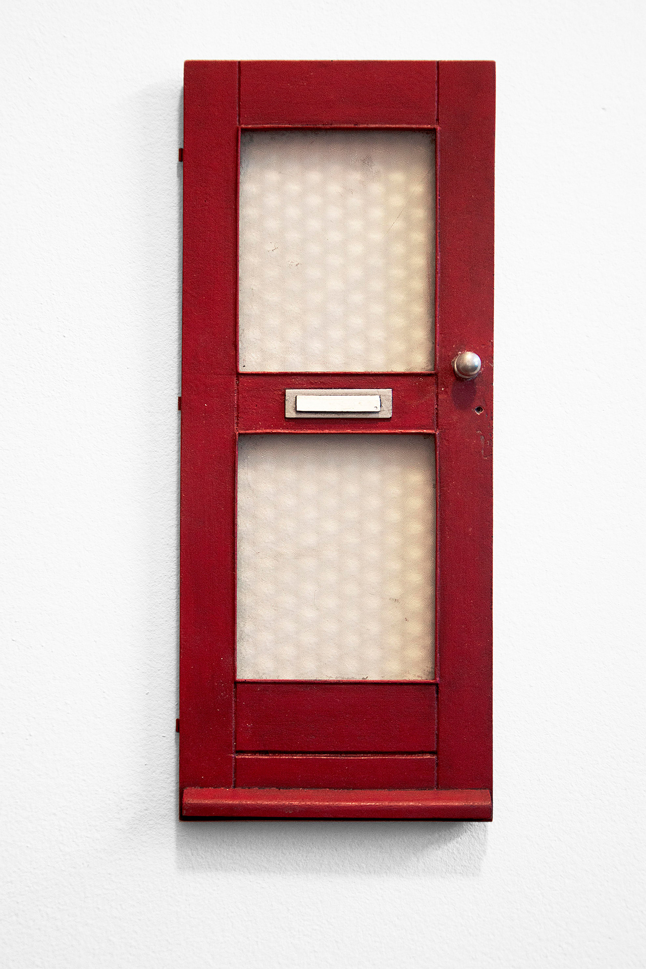 Deur '60, 2022. Polyurethaanhars, verf, glas, aluminium. b.27,4 - h.11,2 - d.1,6 cm.