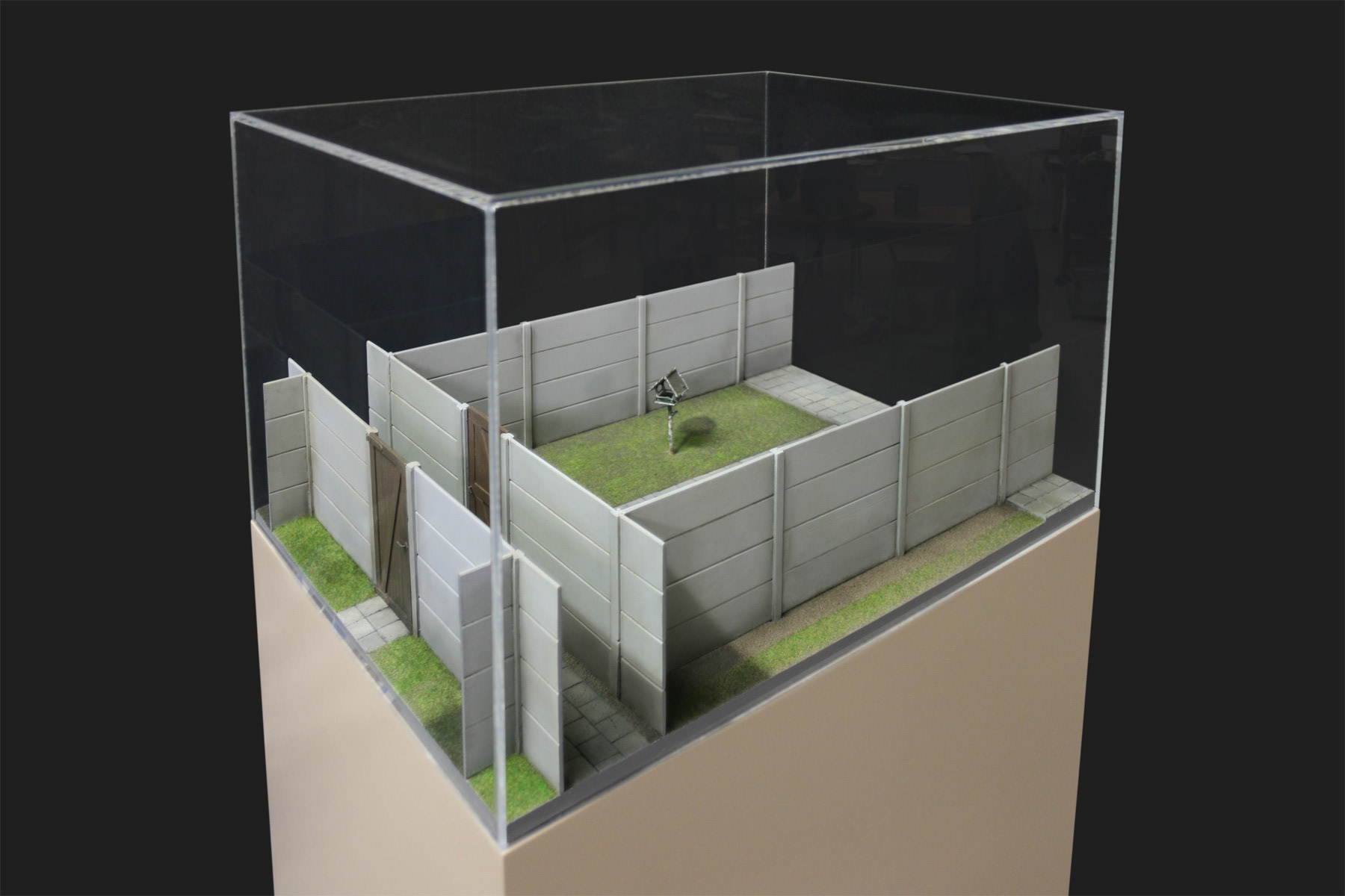 Vogelvoederhuisje, 2013. Mdf, Alkyd Verf, Perspex, B.65 - H.40 - D.45 Cm. (Perspex Kap)