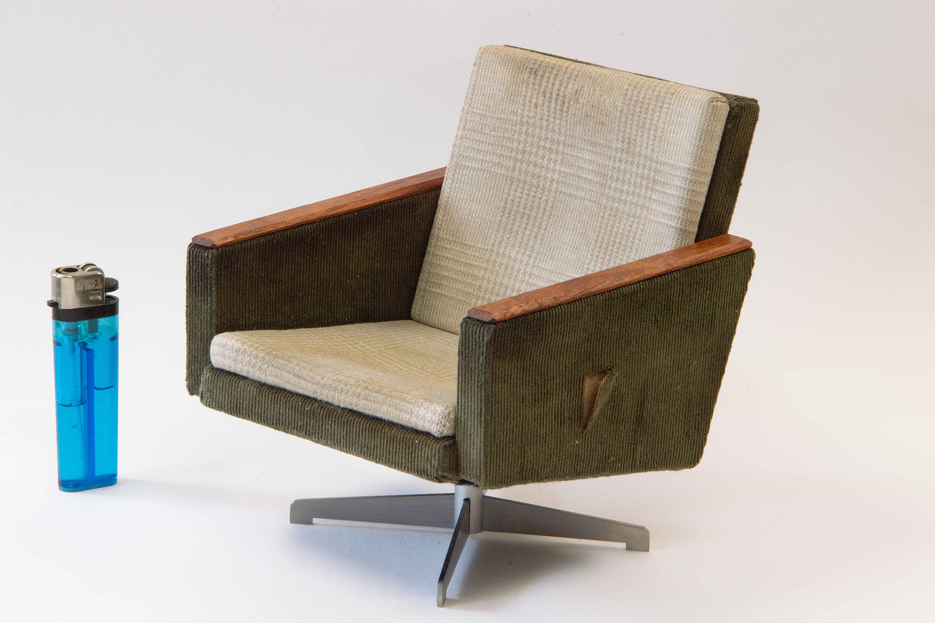 Fauteuil, 2025, MDF, stof, aluminium, hout, B. 15 - H. 15 - D. 15 cm.