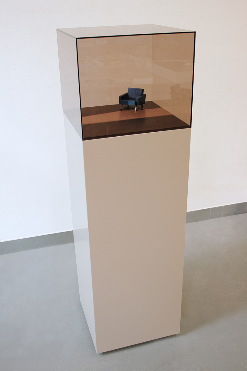 Zetel, 2008. Mdf, Alkyd Verf., Plexiglas, B.-40 H.-33 D.-40 Cm.
