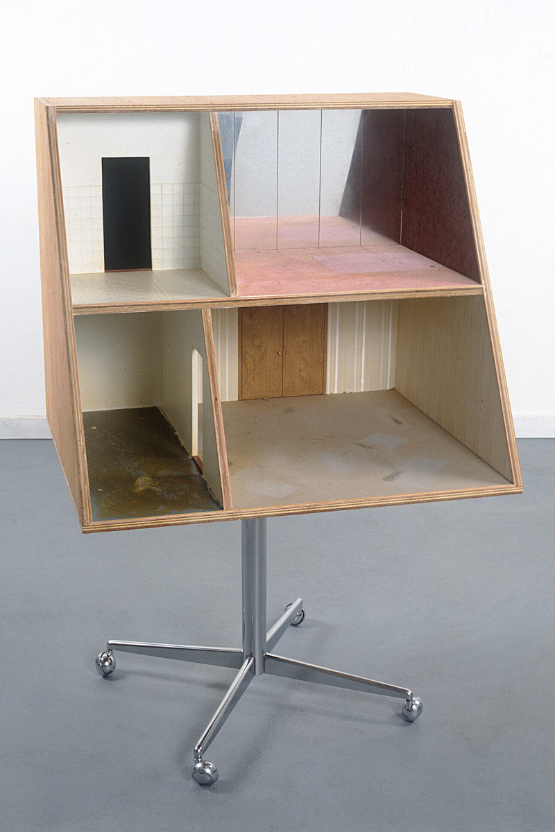 Pophuis, 1997. Hout, Plastic, Papier, Verf, B.68 – H.58 – D.56 Cm.