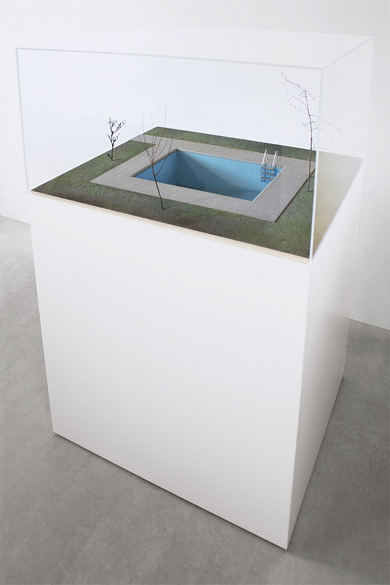 Zwembad, 2009. Mdf, Alkyd Verf, Metaal, Plexiglas, B.81 - H.41 - D.71 Cm.