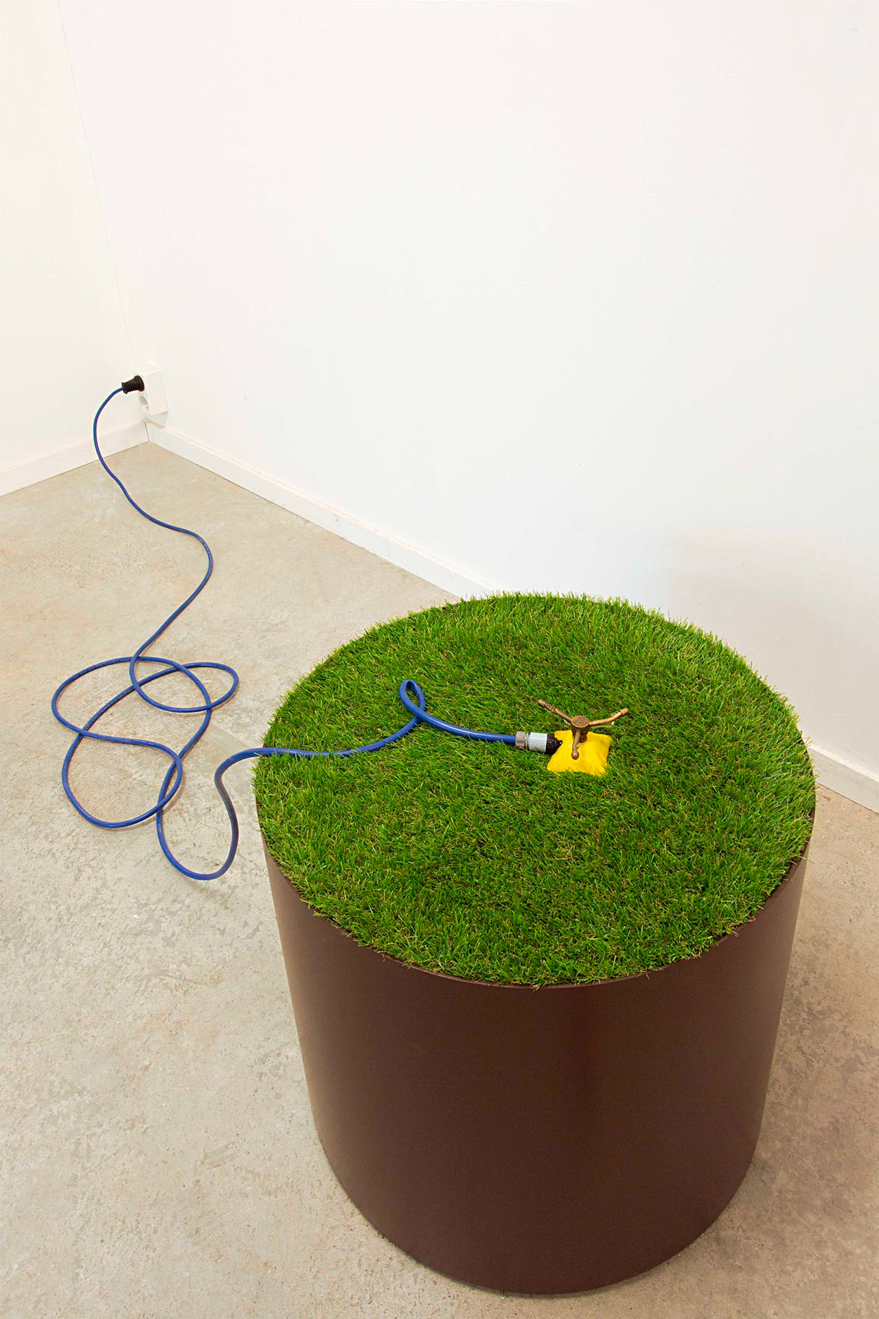 Sproeier, 2025, diverse materialen, waterpomp, Dia. 50 - H.80 cm.