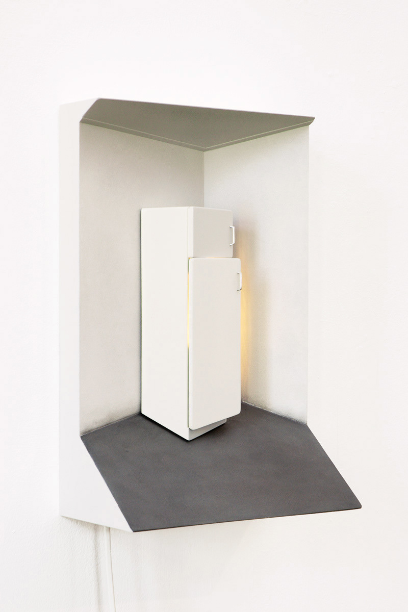 Koelkast, 2005. Mdf, Plastic, Verf, Elektrisch Licht, B.-23 H.-35 D.-13 Cm. Geluid van brommende compressor.
