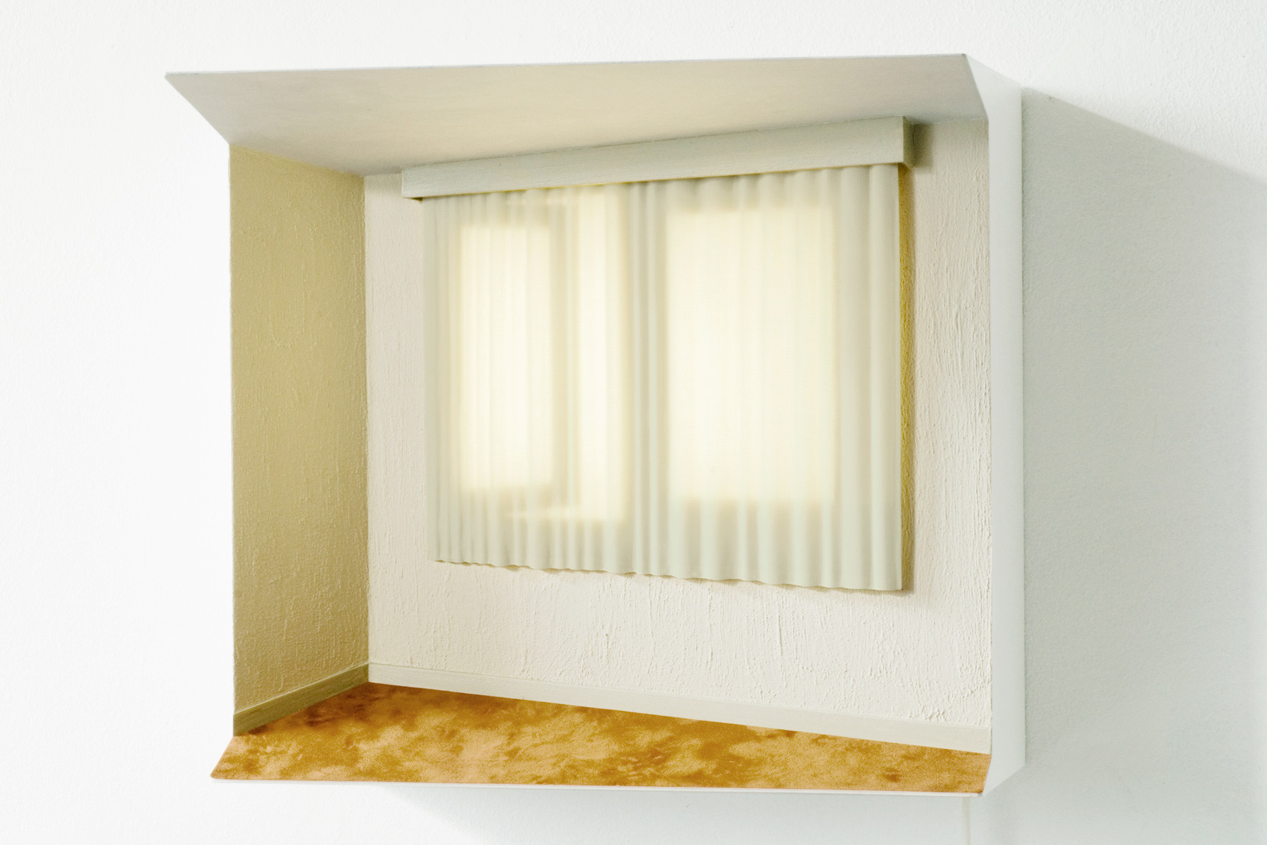 Venster, 2006. Mdf, Verf, Plastic, Electrisch licht, B.-38 H.-43 D.-18. Cm. Mp3-Player met straatgeluid. 