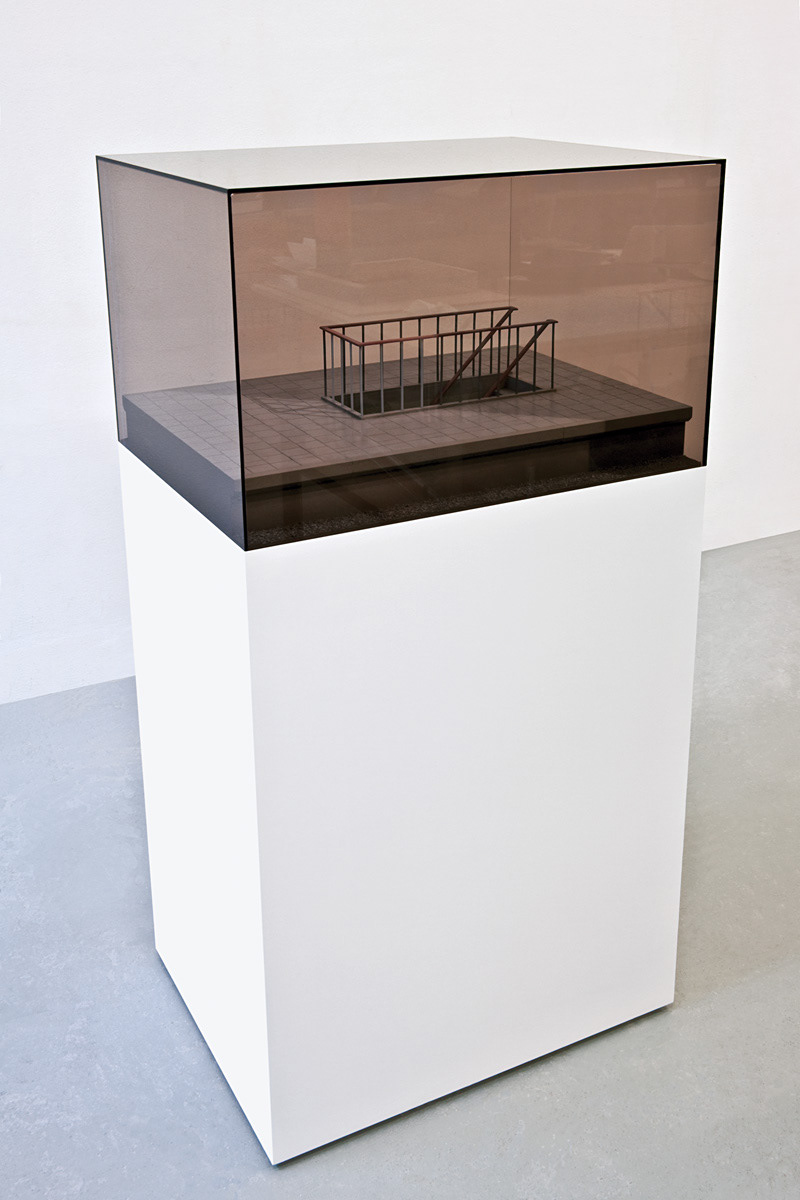 Perron II, 2009. Mdf, Alkyd Verf., Plexiglas, B.67 – H.41 – 51 Cm.