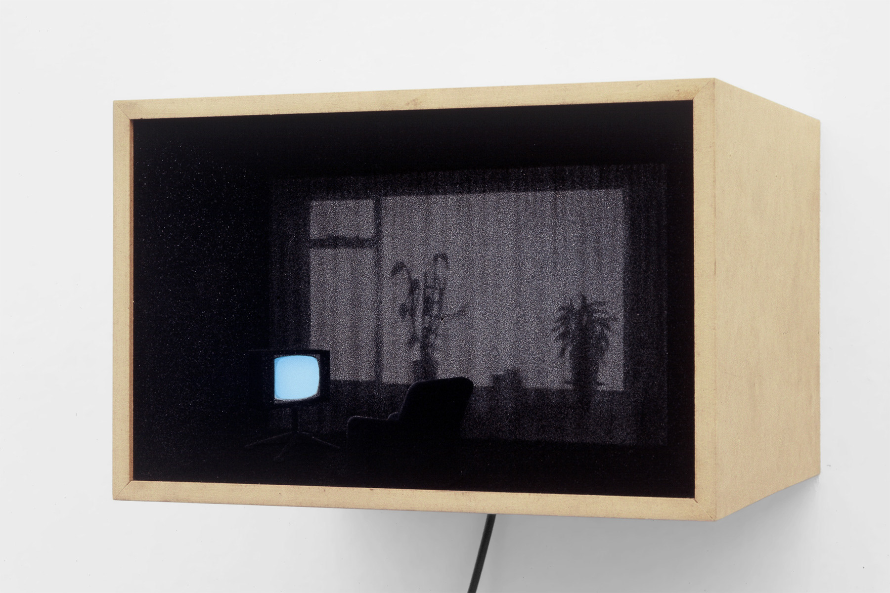 Walking The Dog, 1999. Mdf, Verf, Fluweel, Crt Beeldbuis waarop ruis, B. 28 – H. 22 – D. 20 Cm