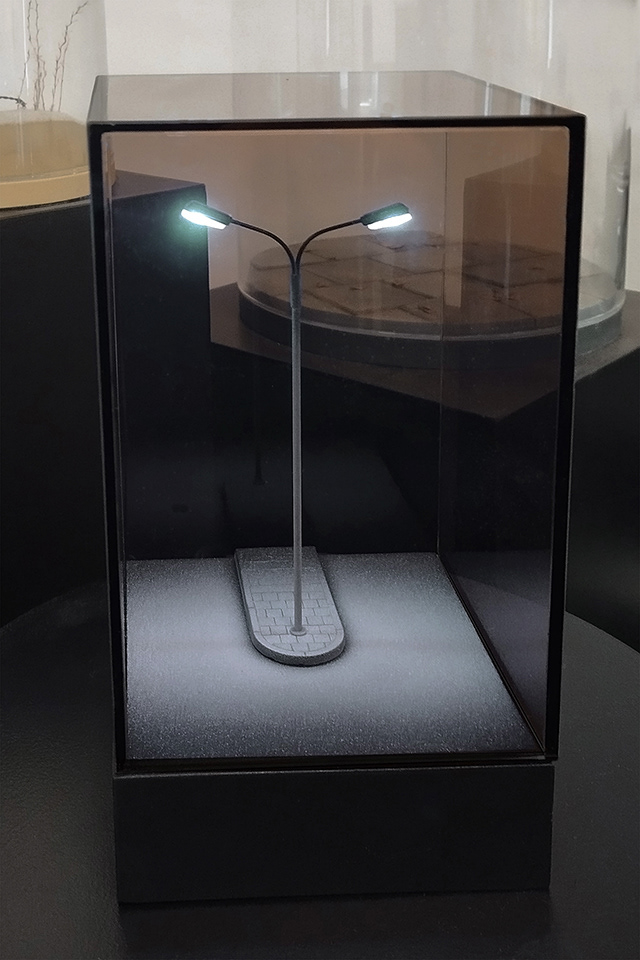 Vluchtheuvel, 2026, MDF, verf, metaal, ledlampjes, perspex kap, B. 15 - D. 15 - H. 22 cm. oplage van 10 