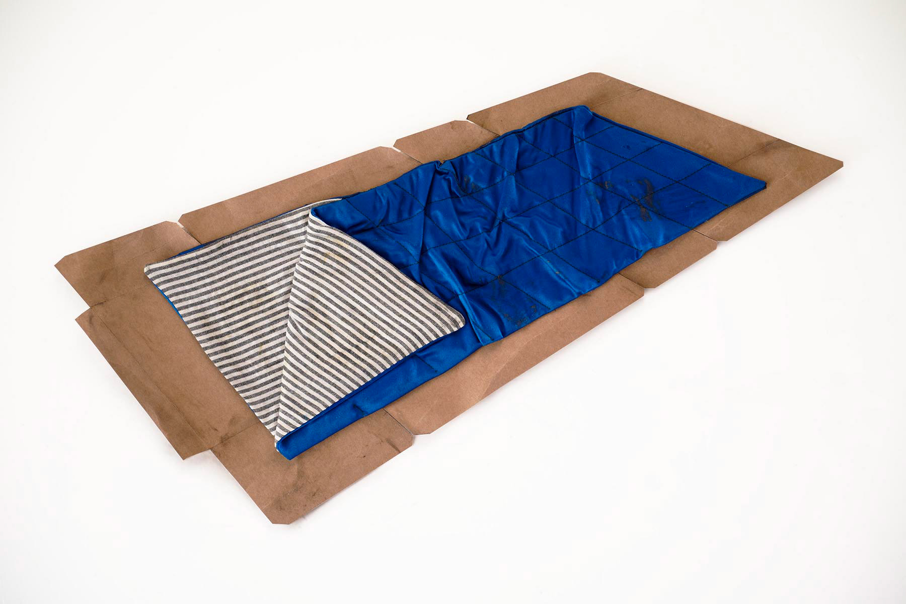 Slaapzak, 2025. Karton, stof. 