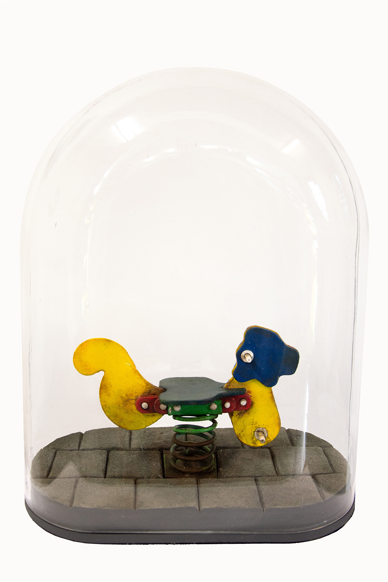 Wipkip, 2025, MDF, Verf, Plastic, Metaal, Glazen stolp, B. 24 - H. 28 - D. 12 cm. oplage van 10
