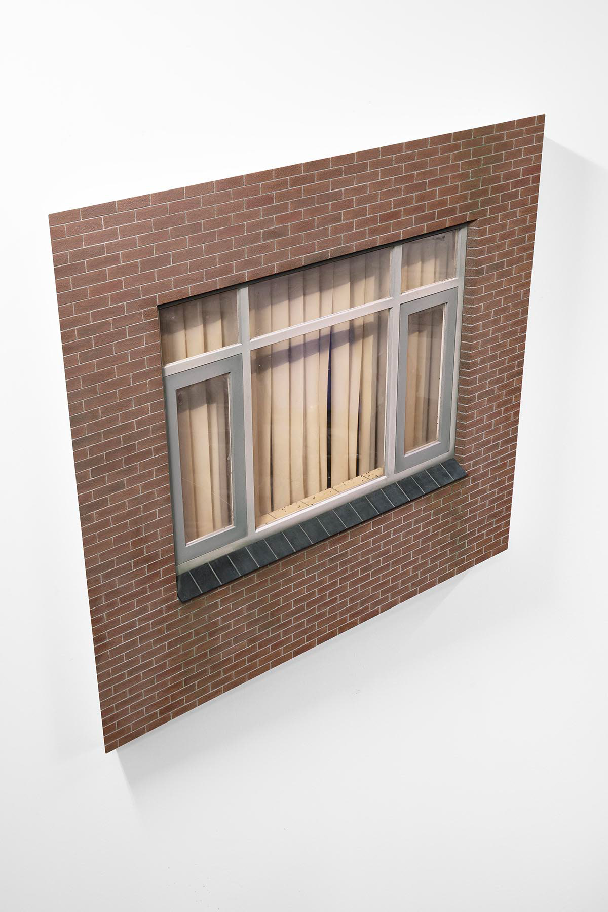 Visserstraat, 2023. Mdf, kunstof, glas, drosophila hydei. B. 95 - H.105 - D. 10 cm.