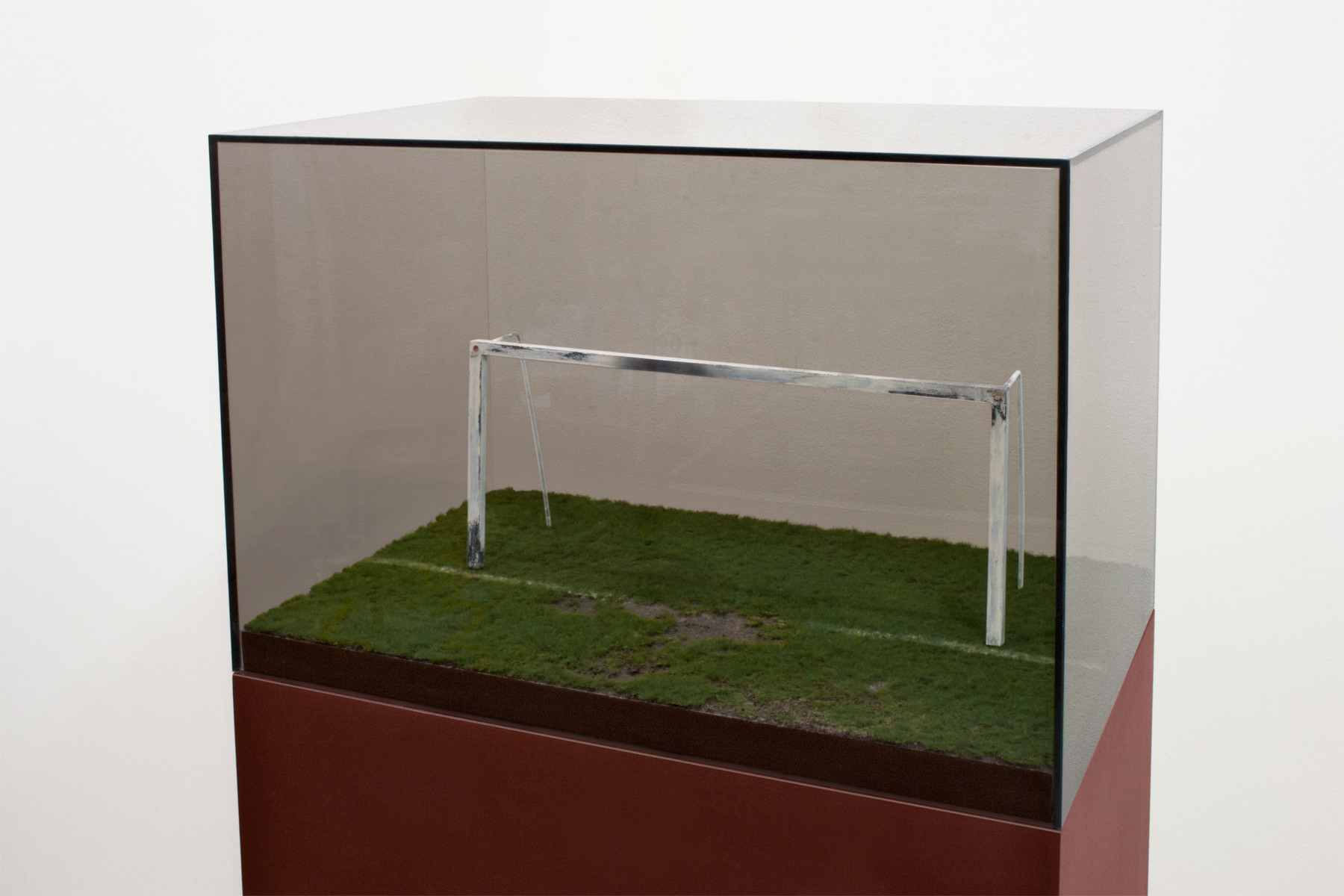 Goal, 2019. MDF, kunstof, decoratie materiaal, alkyd verf. h. 33 - b. 49,5 - d. 31,5 cm.