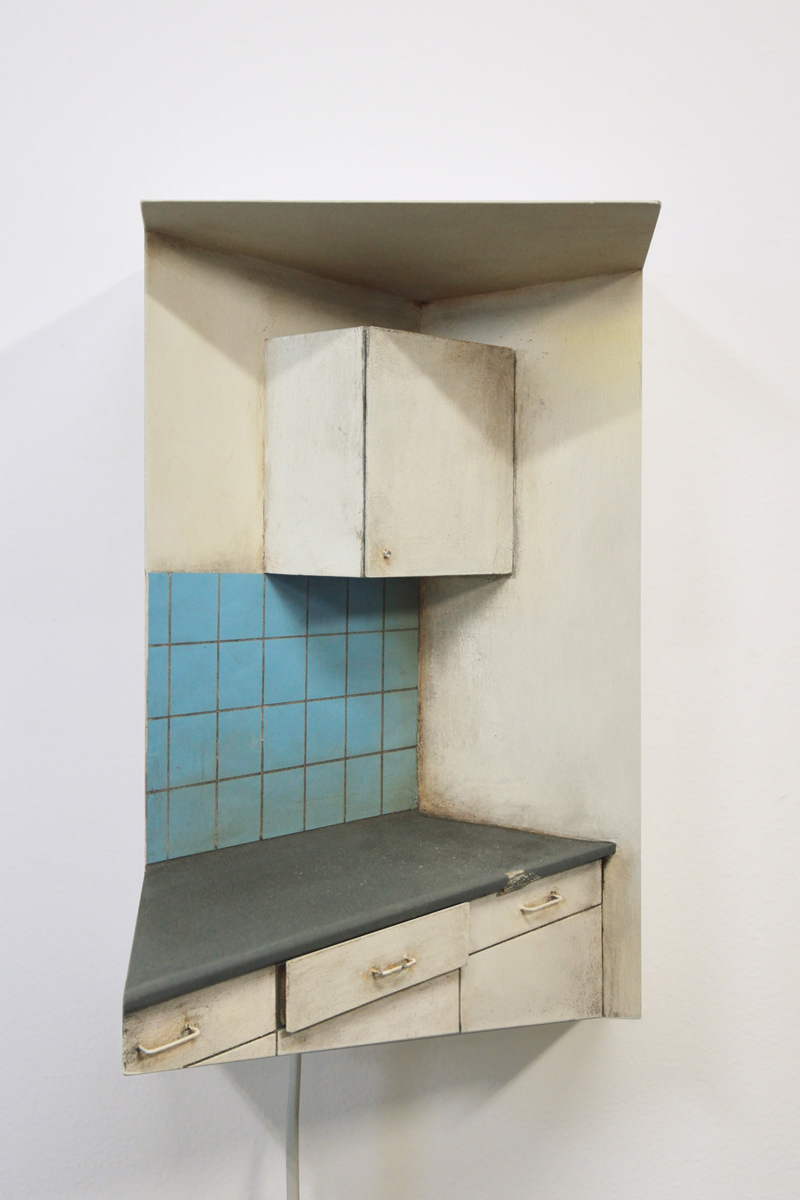 Keuken, 2005/2019. mdf, verf. mp3-speler met geluid van druppelende kraan. b. 23 - h. 32 – d. 22 cm.