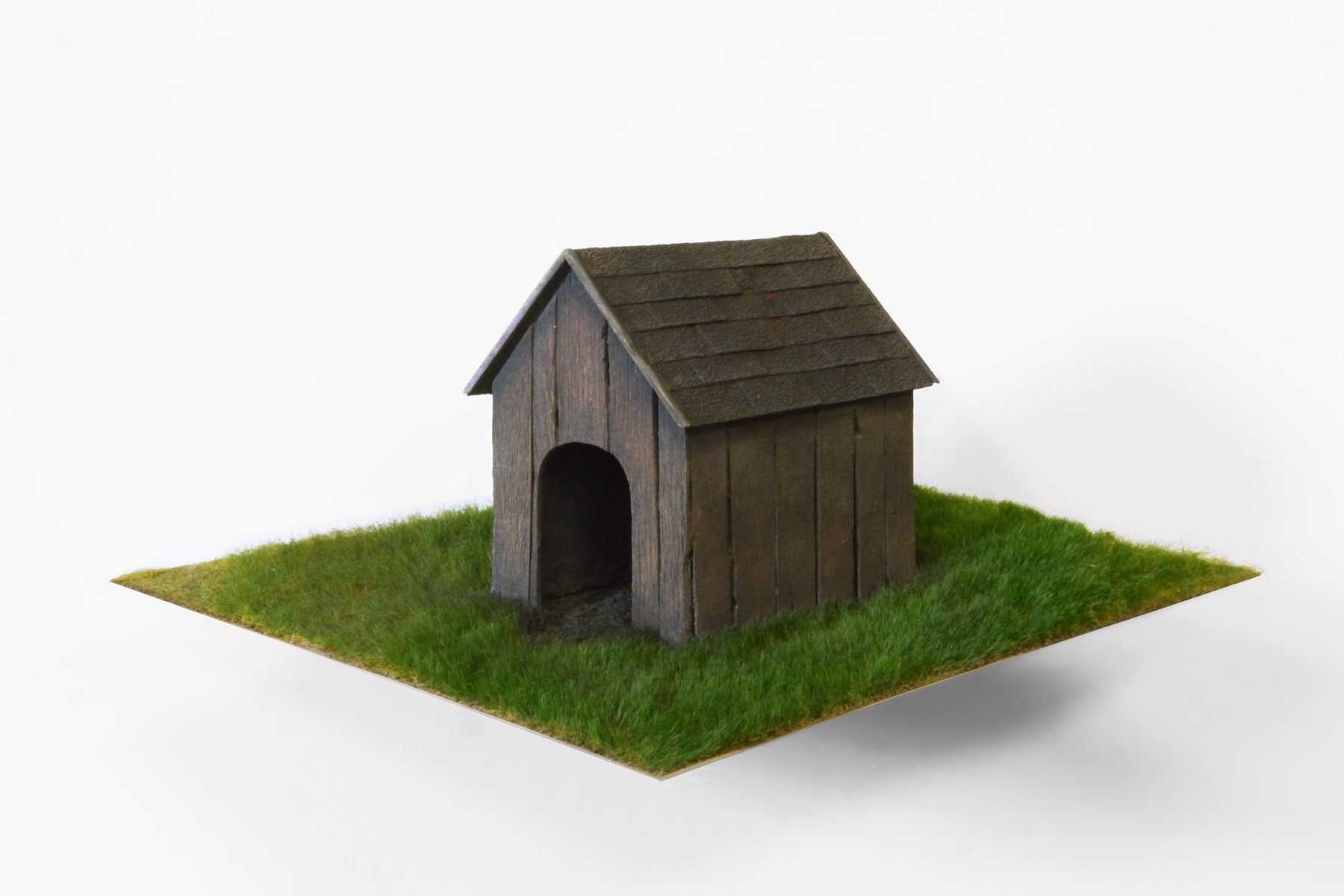 Hondenkot, 2019. mdf, alkyd verf, decoratiemateriaal. b.35 – h.15 – d.12 cm.