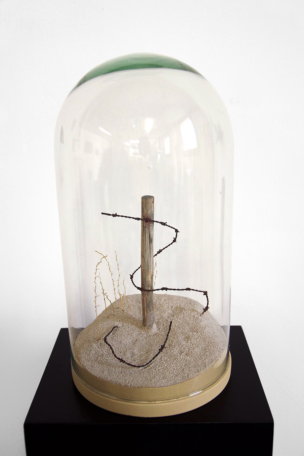 Duin, 2022. Glazen stolp, mdf, zand, ijzerdraad, Diam. 14 - H. 25 cm.