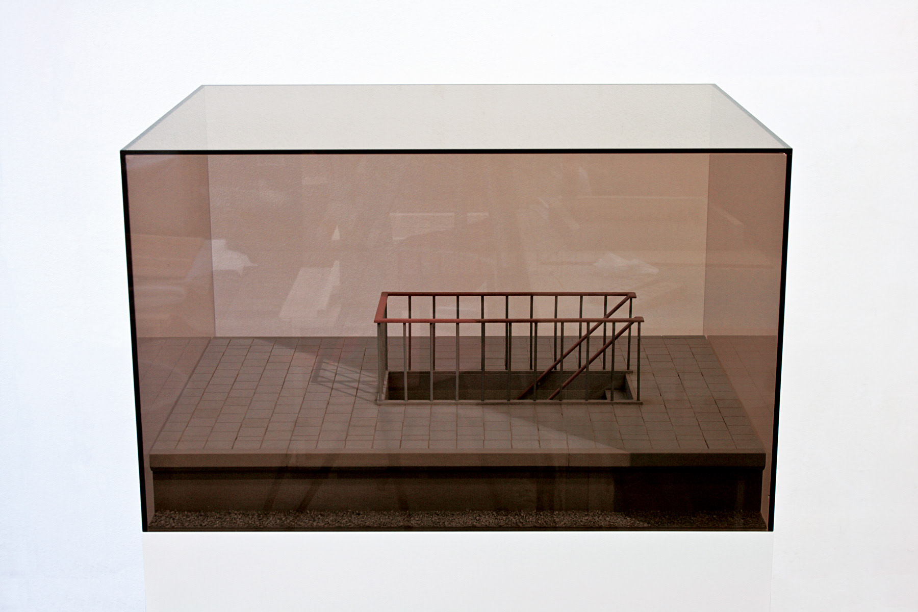 Perron II, 2009. Mdf, Alkyd Verf., Plexiglas, B.67 – H.41 – 51 Cm.