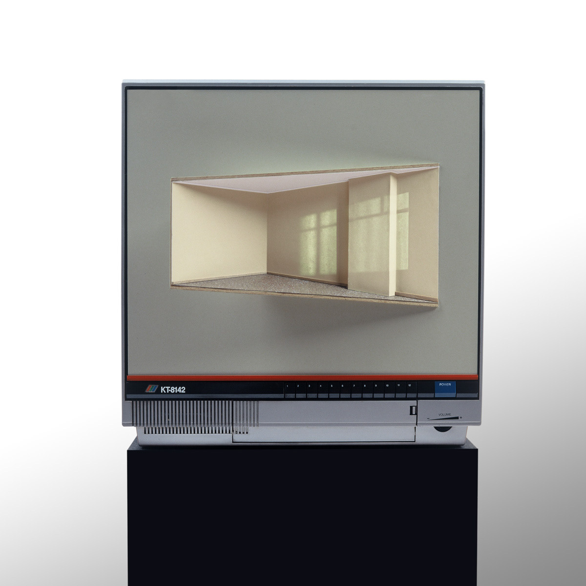 Doorzon, 1999. Tv Monitor, Plastic, Hout, Papier, Verf, B.30-H.16-D.6 Cm Video Van Oplichtende Zon