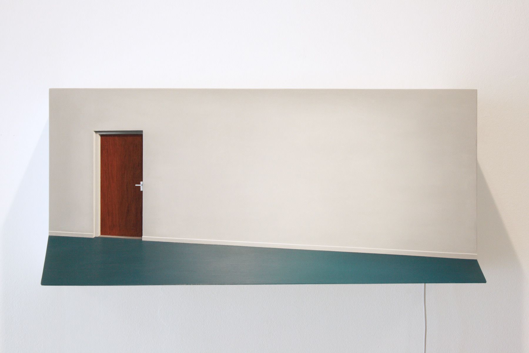 Kantoor, 2008. Mdf, Verf, Metaal, B.-85 H.-40 D.-35 Cm. Mp3-Speler met geluid van langslopende mensen.