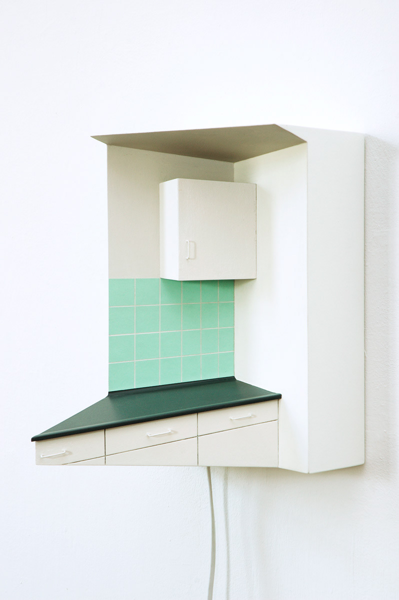 Keuken, 2005. Mdf, Verf, B. 23 - H. 32 – D. 22 Cm Mp3-Speler met geluid van druppelende kraan.