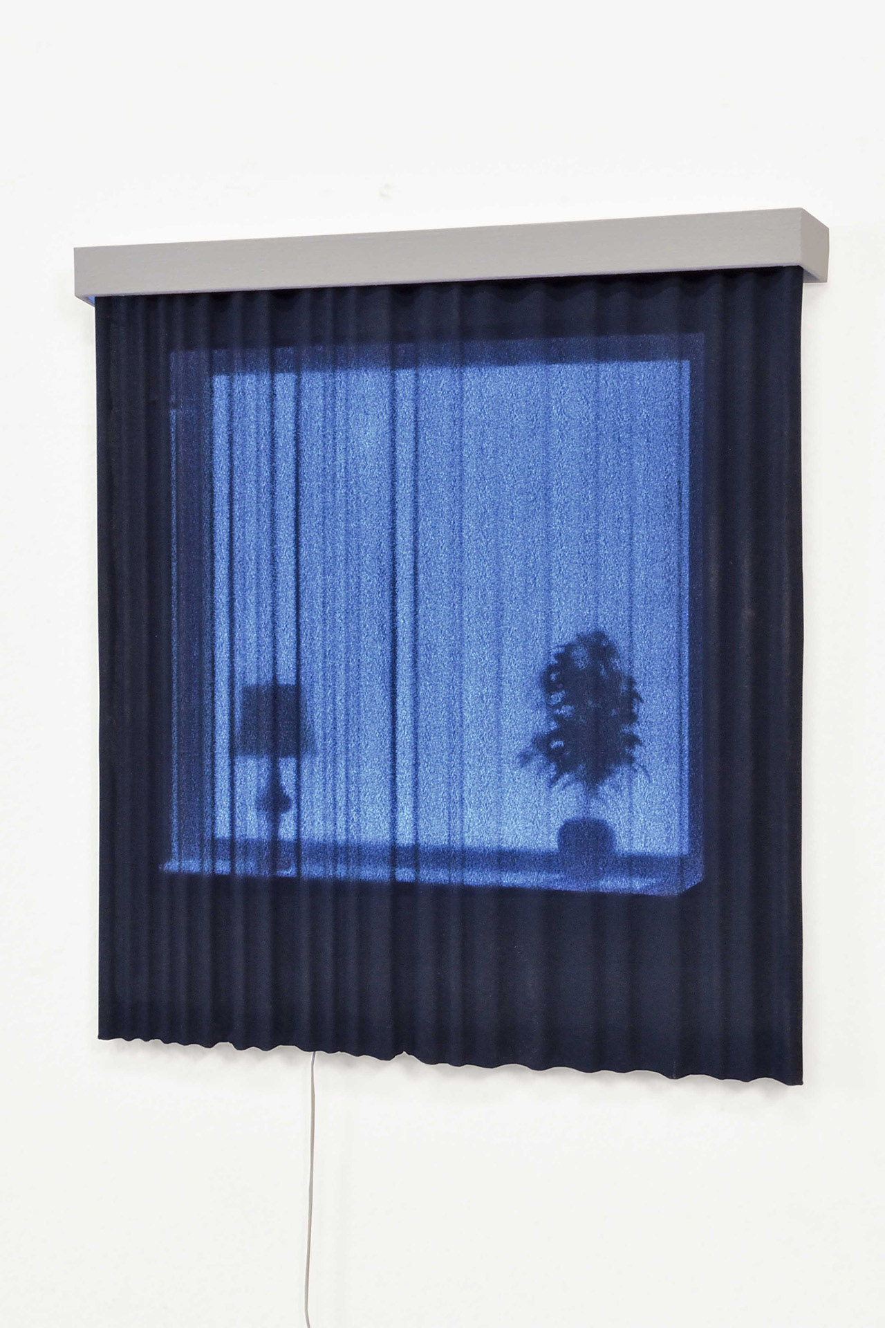 Gordijn, 2019. Acryl plaat, verf led licht. b. 28 - h. 32 - d. 1,5 cm.