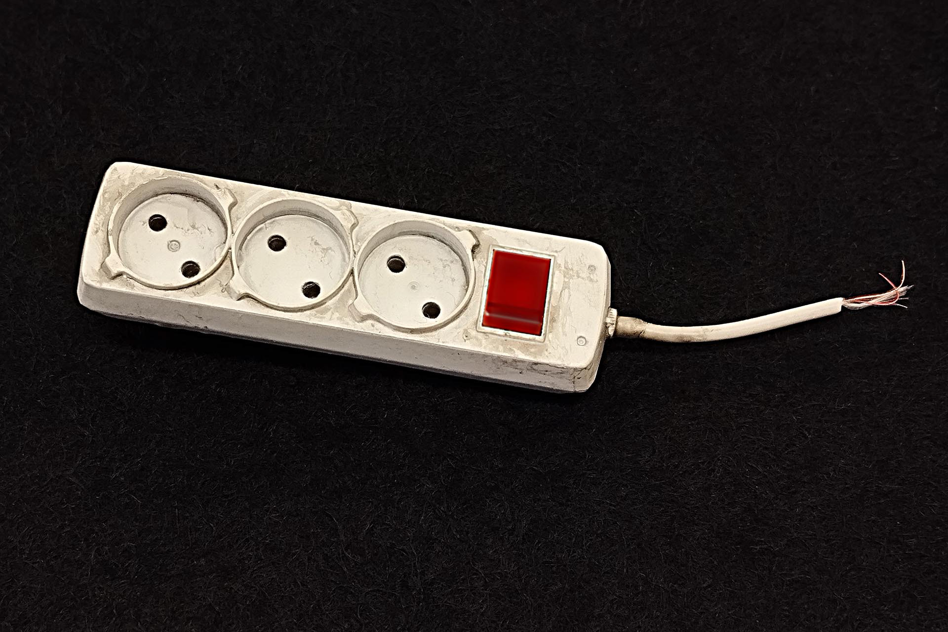 Broche 'Stekkerblok', 2024. 3D-print, verf, elektrisch snoer, H. 0,8 - B. 4,5 - D. 1,4 cm.. - 