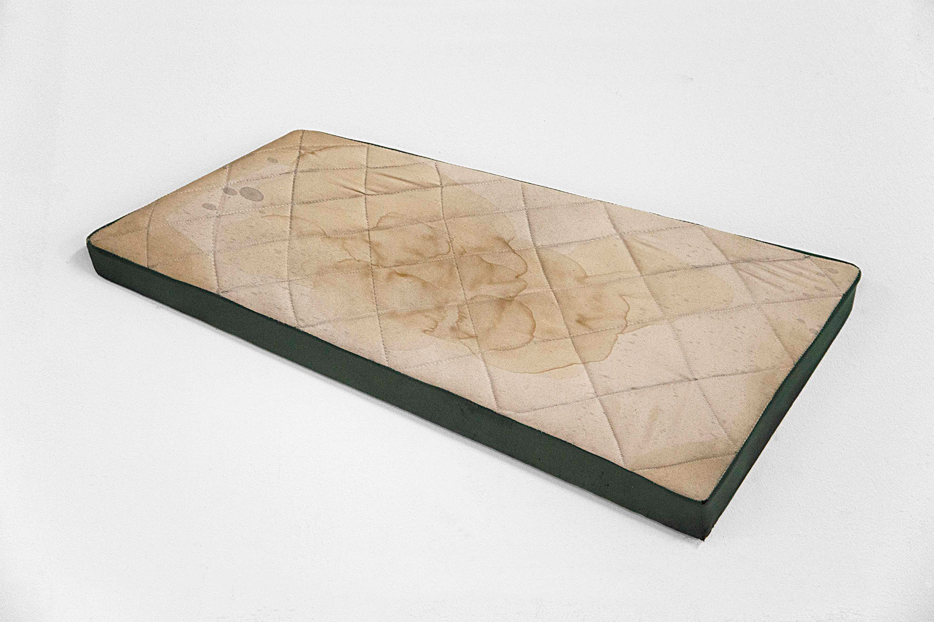 Matras, 2021. PU schuim, stof, b 40 – h. 15 – d. 4 cm.