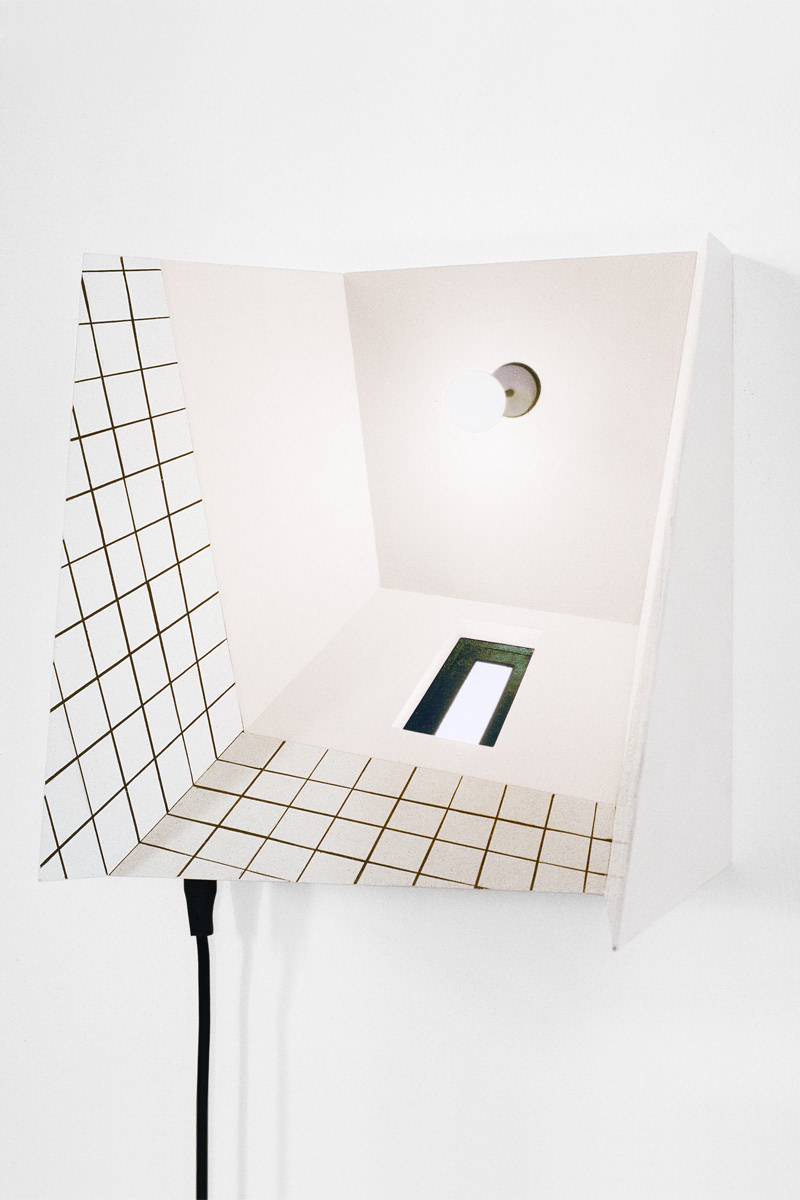 Toilet, 2004. Mdf, Verf, Electrisch Licht, B. 26 – H. 27 – D. 20 Cm.