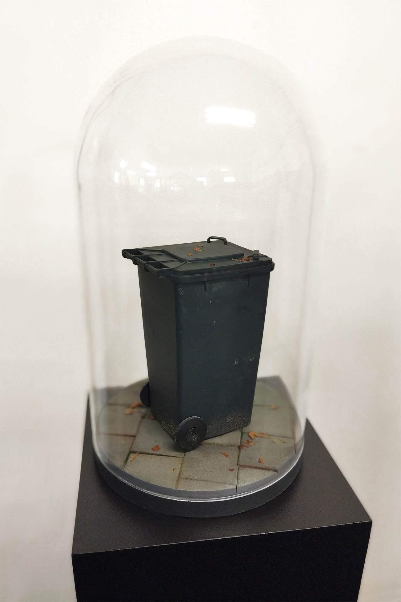 Endgame's Ending, 2024, MDF, aLkydverf, 3D print, decoratiemateriaal, glazen stolp, Dia. 23 - H. 39 cm. 