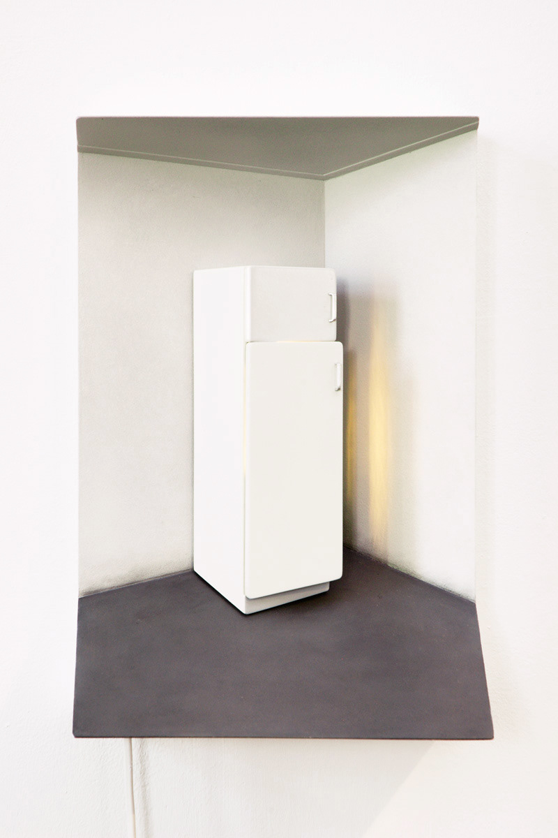 Koelkast, 2005. Mdf, Plastic, Verf, Elektrisch Licht, B.-23 H.-35 D.-13 Cm. Geluid van brommende compressor.