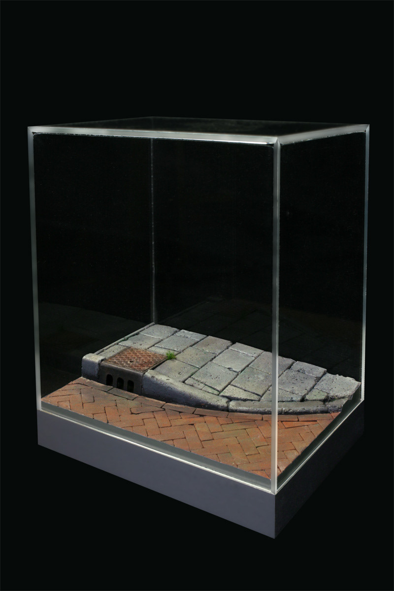 Kleine Stoep, 2012. Mdf, Cement, Alkyd Verf, B.15 - H.16 - D.11 Cm.