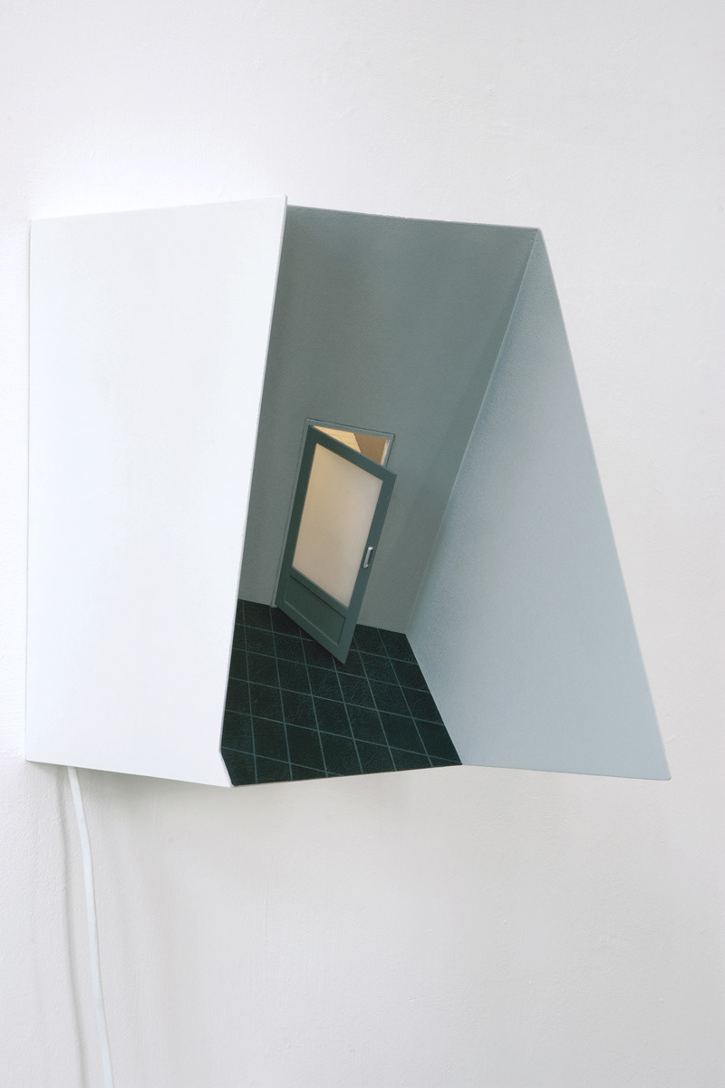 School, 2005. Mdf, Verf, Kunststof, Aluminium, B-22 H-34 D-33 Cm. Mp3-Player met geluid van spelende kinderen.