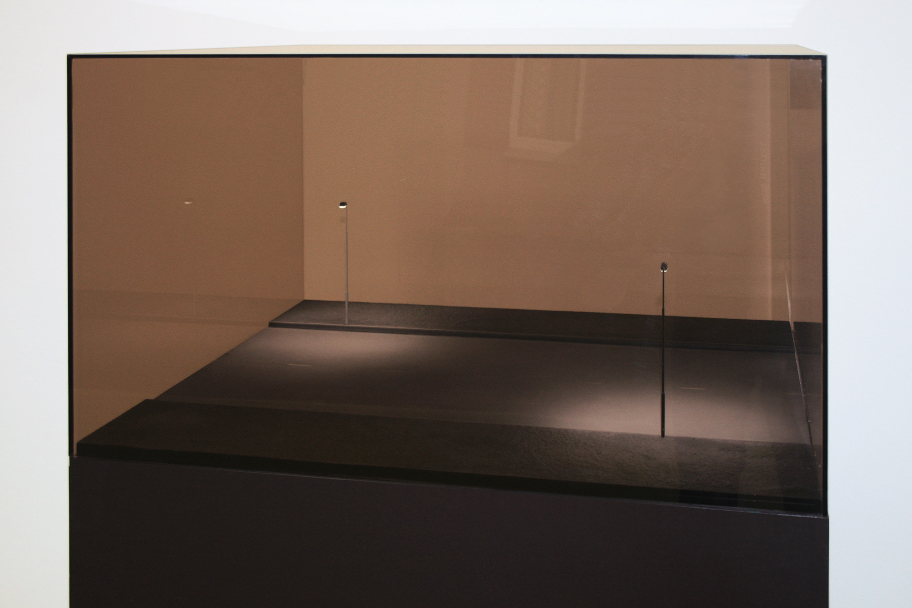 Tungsten, 2012. Mdf, Alcyd Verf, Plastic, Elektrisch Licht, Perspex, B.70 - H.45 - D.80 Cm.