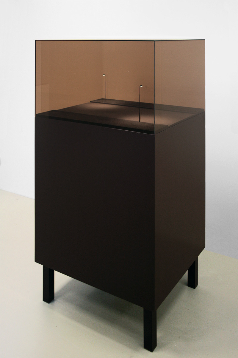 Tungsten, 2012. Mdf, Alcyd Verf, Plastic, Elektrisch Licht, Perspex, B.70 - H.45 - D.80 Cm.