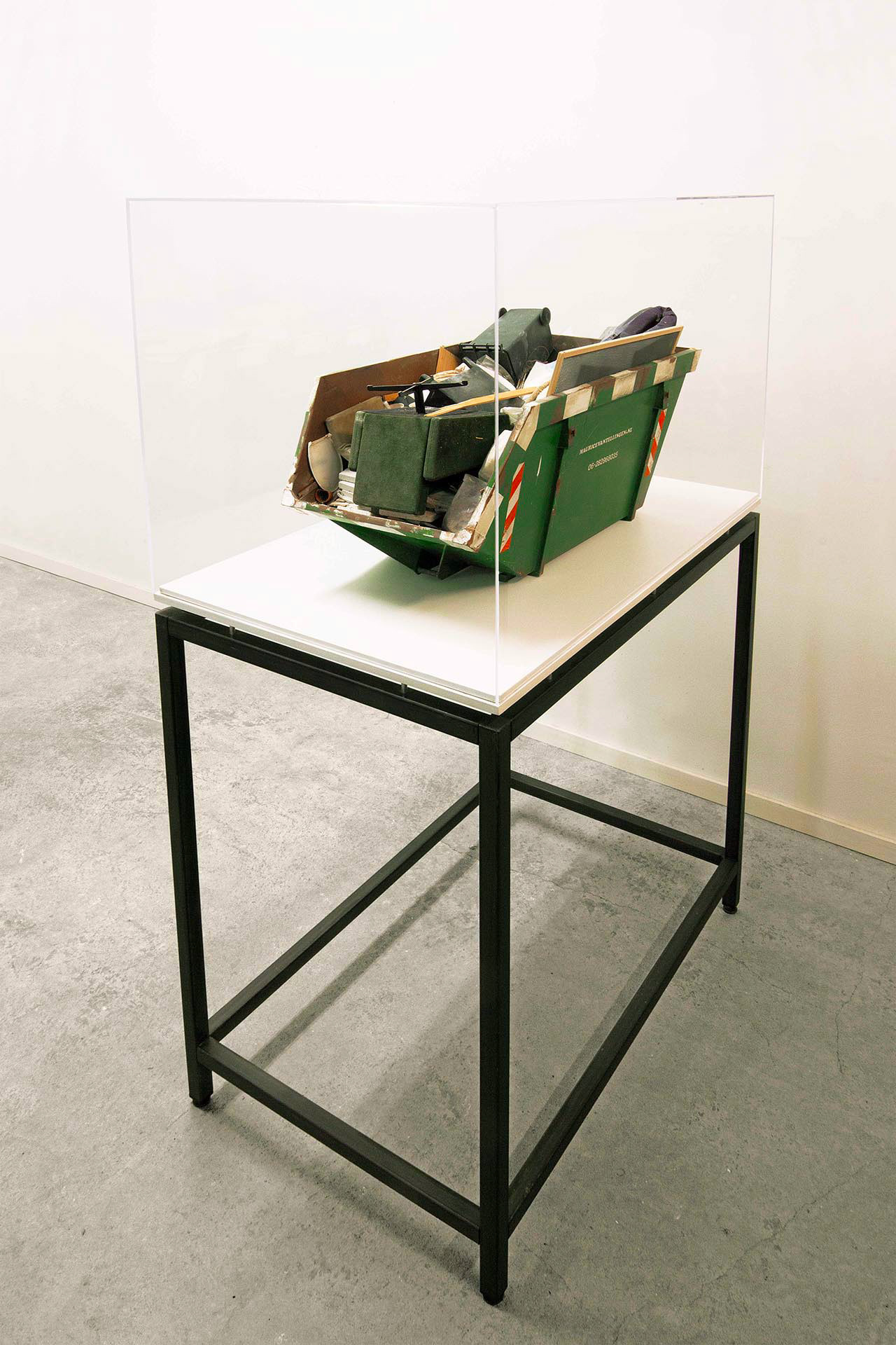 Container, 2025, diverse materialen, B.60 - H.60 - D.100 cm. (afm. stofkap)