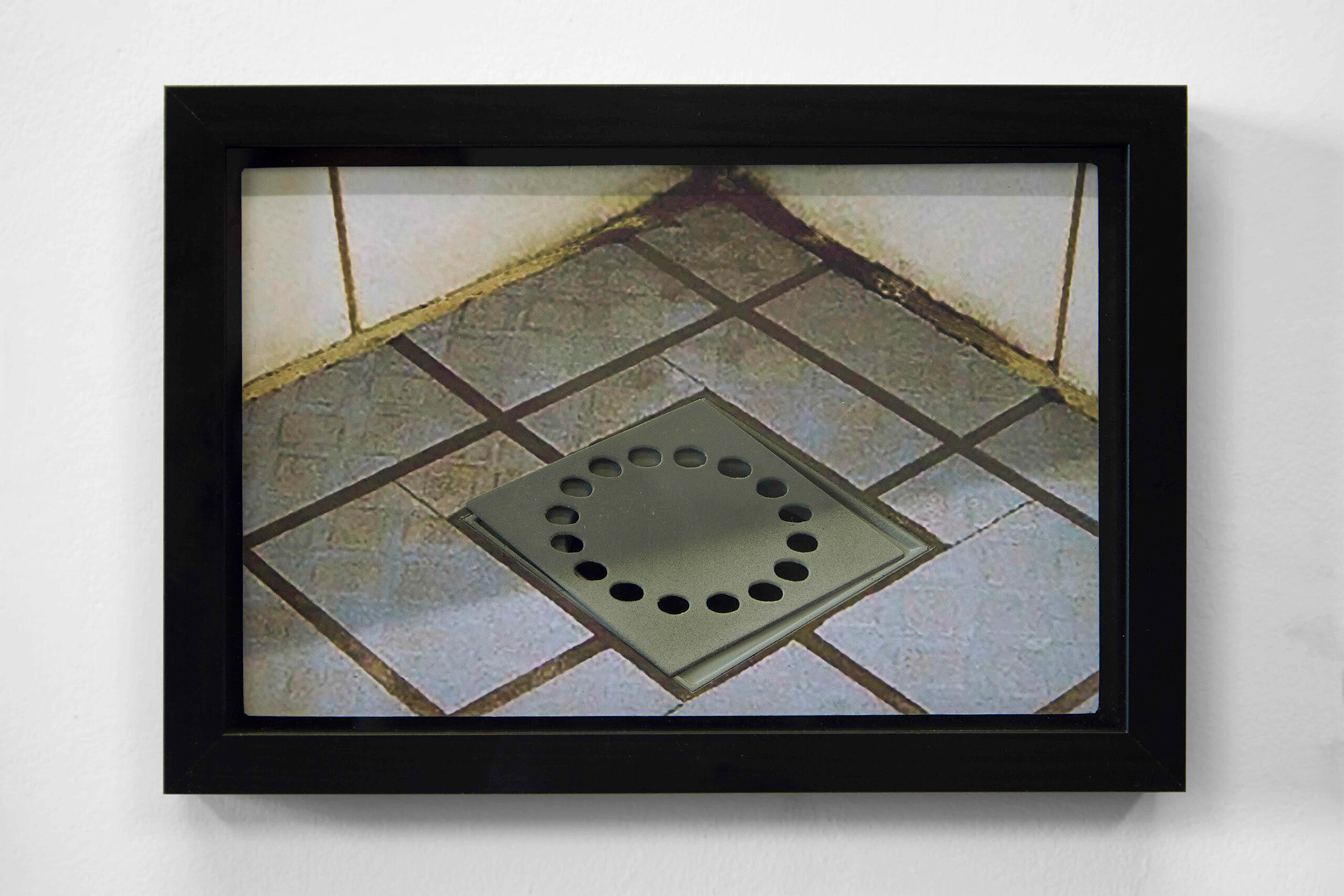 Doucheputje, 2021. Kleuren print, epoxy hars, alkyd verf, zwarte lijst met glas b. 30 - h. 120 – d. 2 cm.