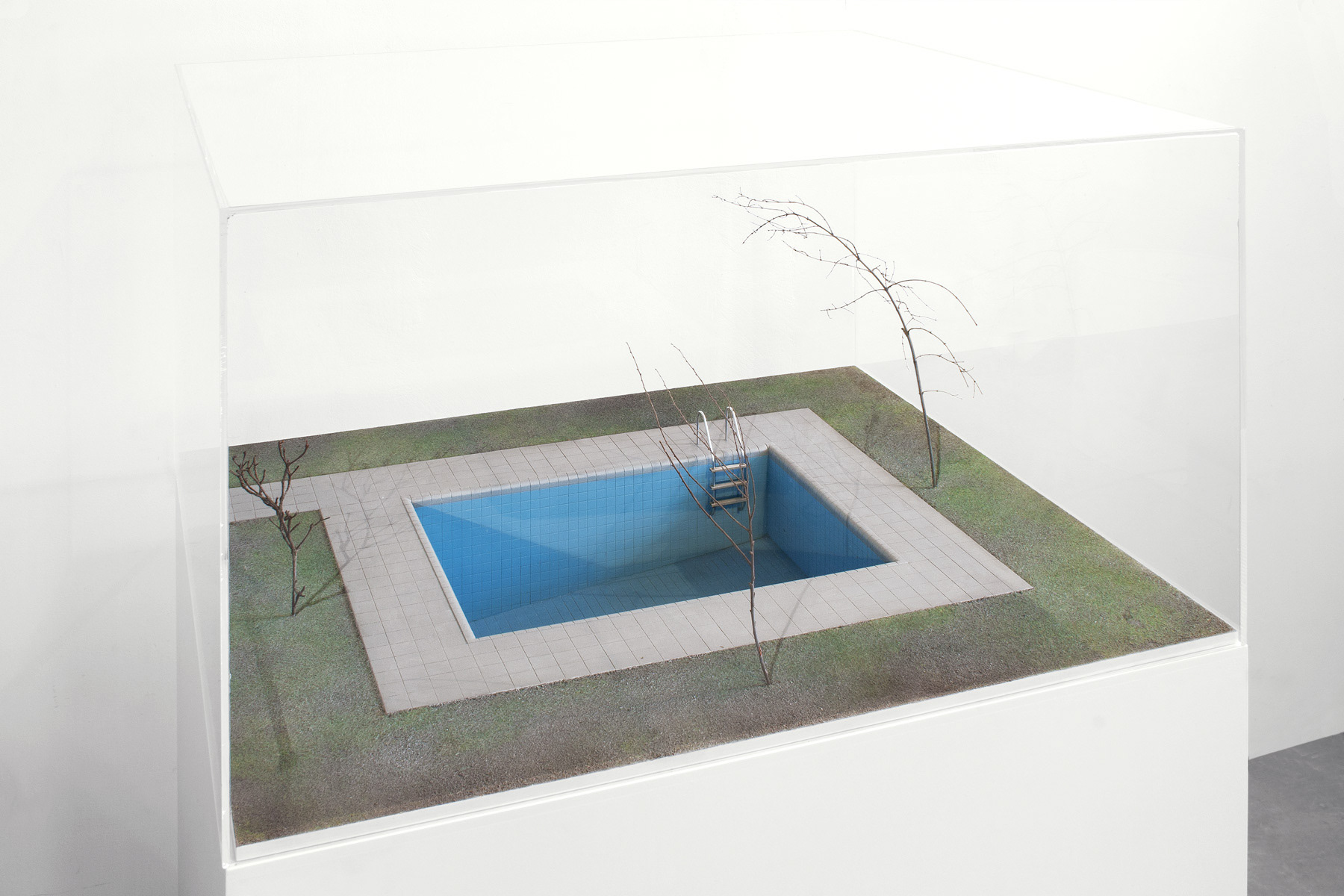 Zwembad, 2009. Mdf, Alkyd Verf, Metaal, Plexiglas, B.81 - H.41 - D.71 Cm.