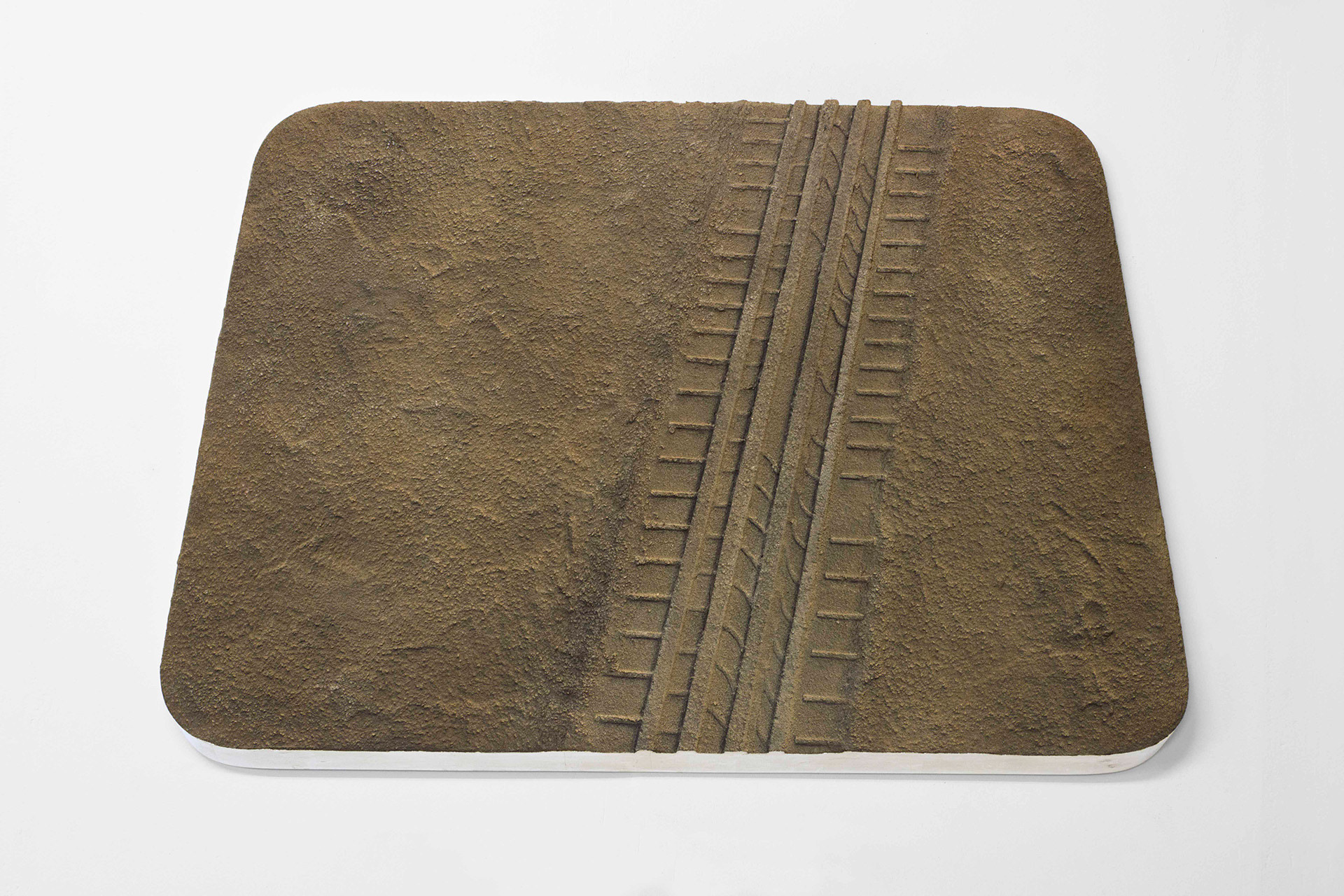 Bandenspoor, 2021. Mdf, modelleerpasta, alkydverf, b.92 - h.65 - d.4 cm.