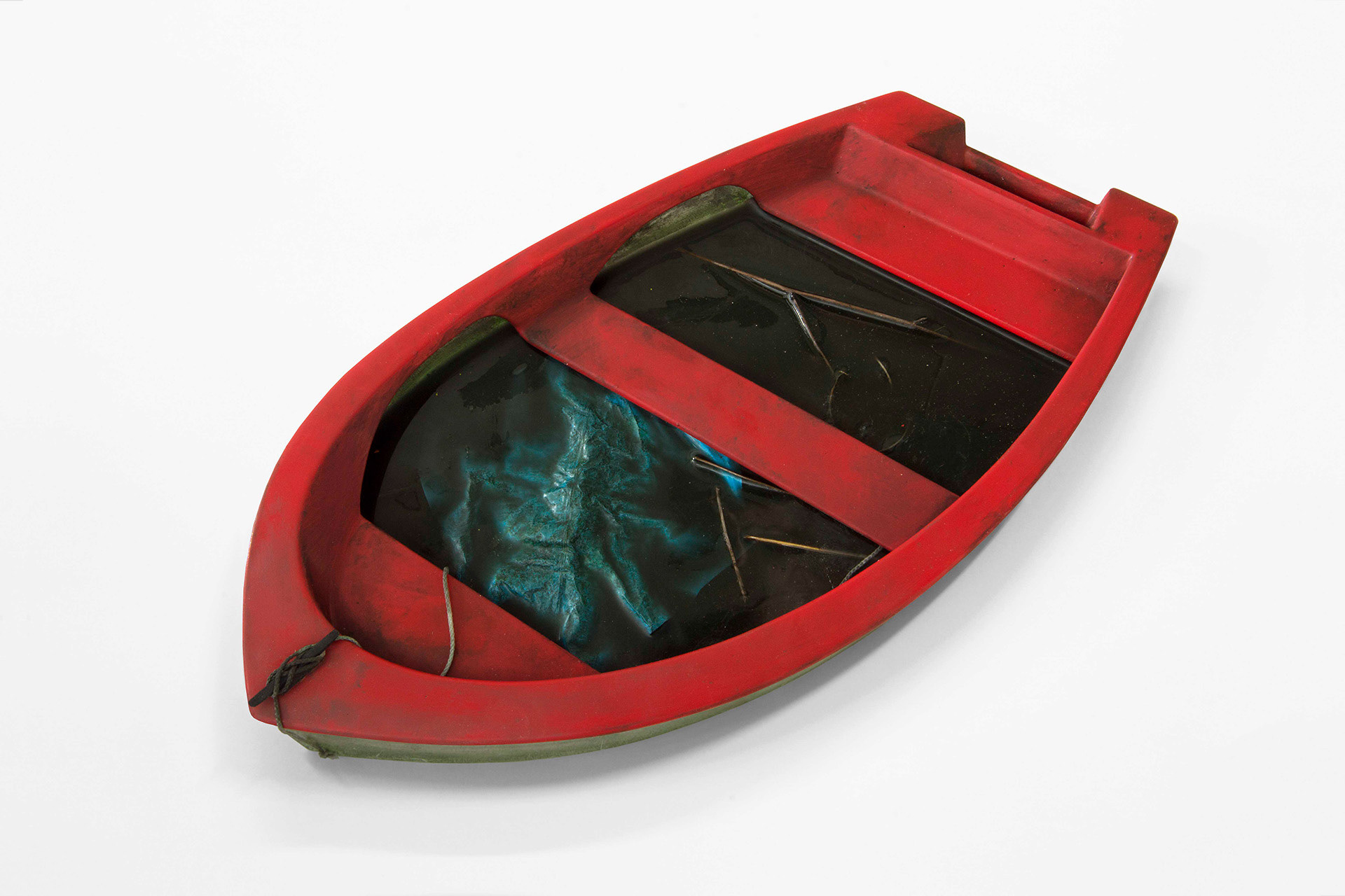 Bootje (rood), 2018. polyester giethars, triplex. b.18 – h.35 – d.2 cm.