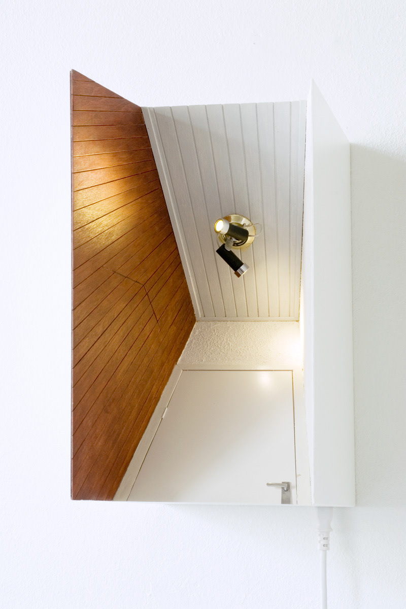Entree, 2004. Mdf, Verf, Electrisch Licht, B. 18 – H. 32 – D. 26 Cm.