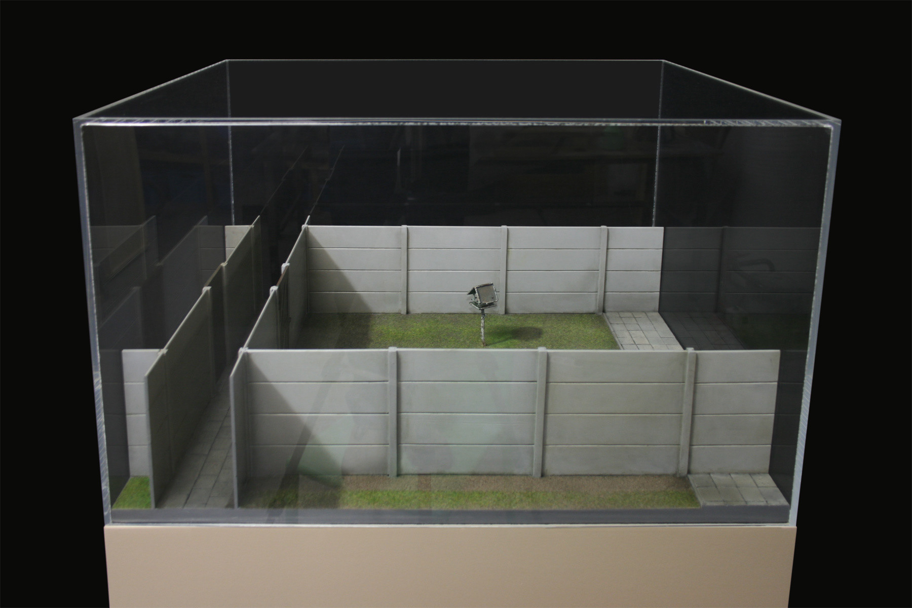 Vogelvoederhuisje, 2013. Mdf, Alkyd Verf, Perspex, B.65 - H.40 - D.45 Cm. (Perspex Kap)