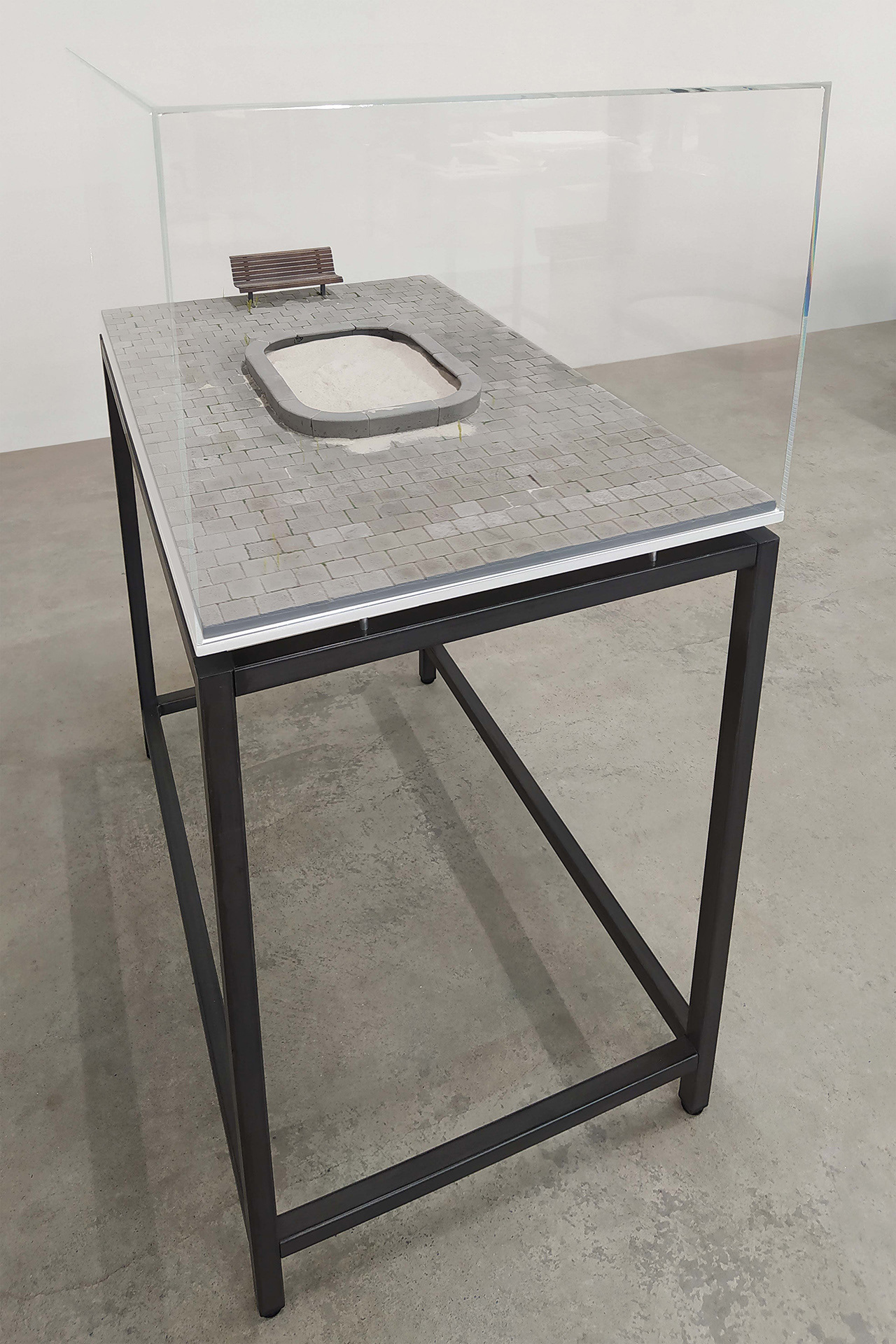 Zandbak, 2022. cement, hout, metaal, zand, b. 65 - h. 45 - d. 98 cm. (plexiglas kap)