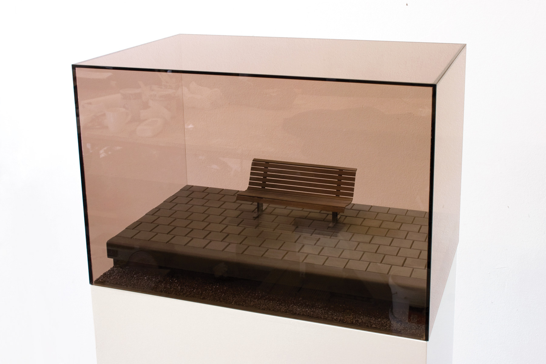 Perron I, 2009. Mdf, Alkyd Verf., Metaal, Plexiglas, B.50 - H.33 - D.31 Cm.