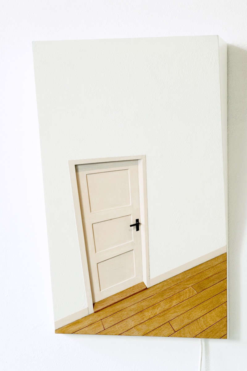 Hal, 2006. Mdf, Verf, Hout Mp3-Speler met geluid van blaffende hond, B- 28 H-47 D-12 Cm.