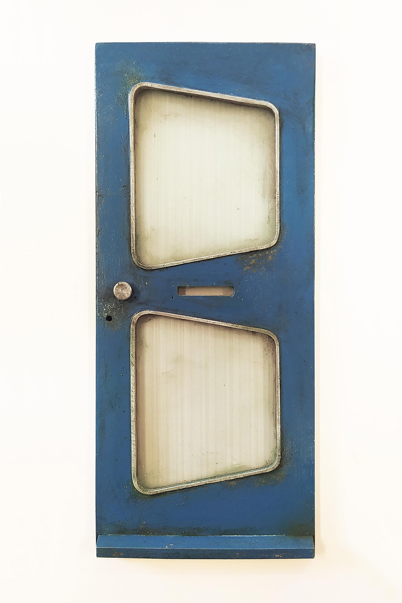 Deur '50, 2022. Polyurethaanhars, verf, glas, aluminium. b.12 - h.27,8 - d.1,3 cm.