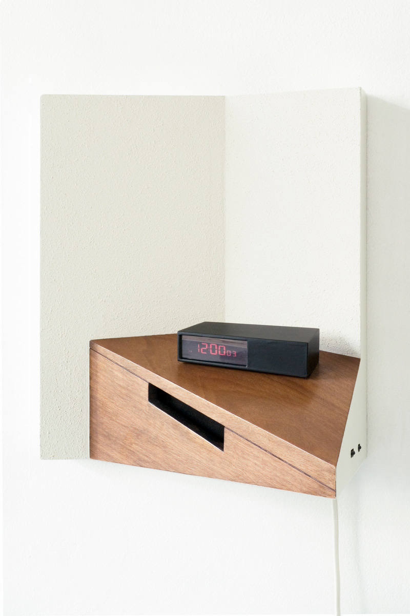 Klok Radio, 2006. Mdf, Verf, Radio, B.-38 H.-26 D.-24. Cm.
