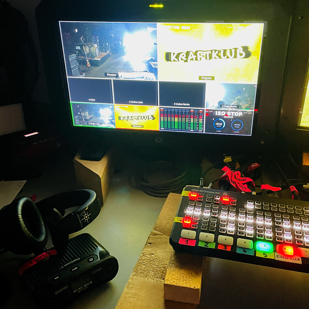 Foto des Monitors und ATEM-Videomischer in der Live-Regie