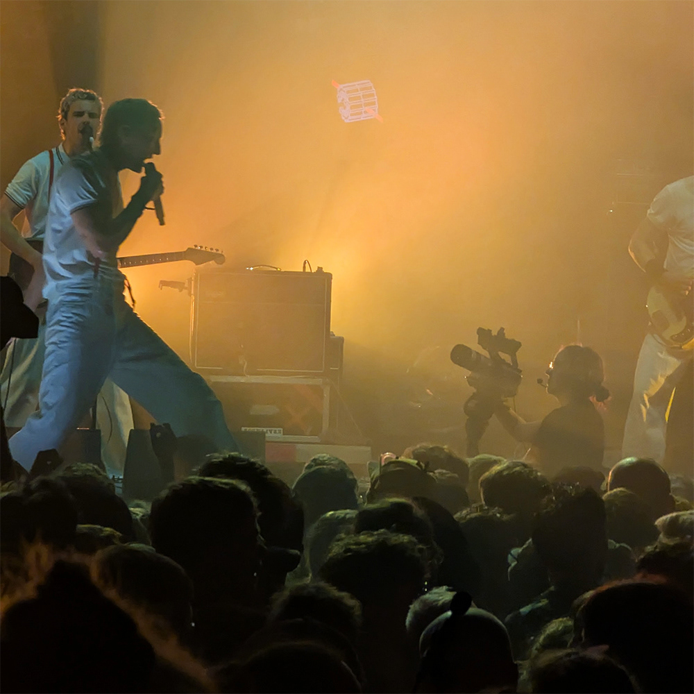 Ich an der Kamera im Bühnengraben beim Konzert von Kraftklub