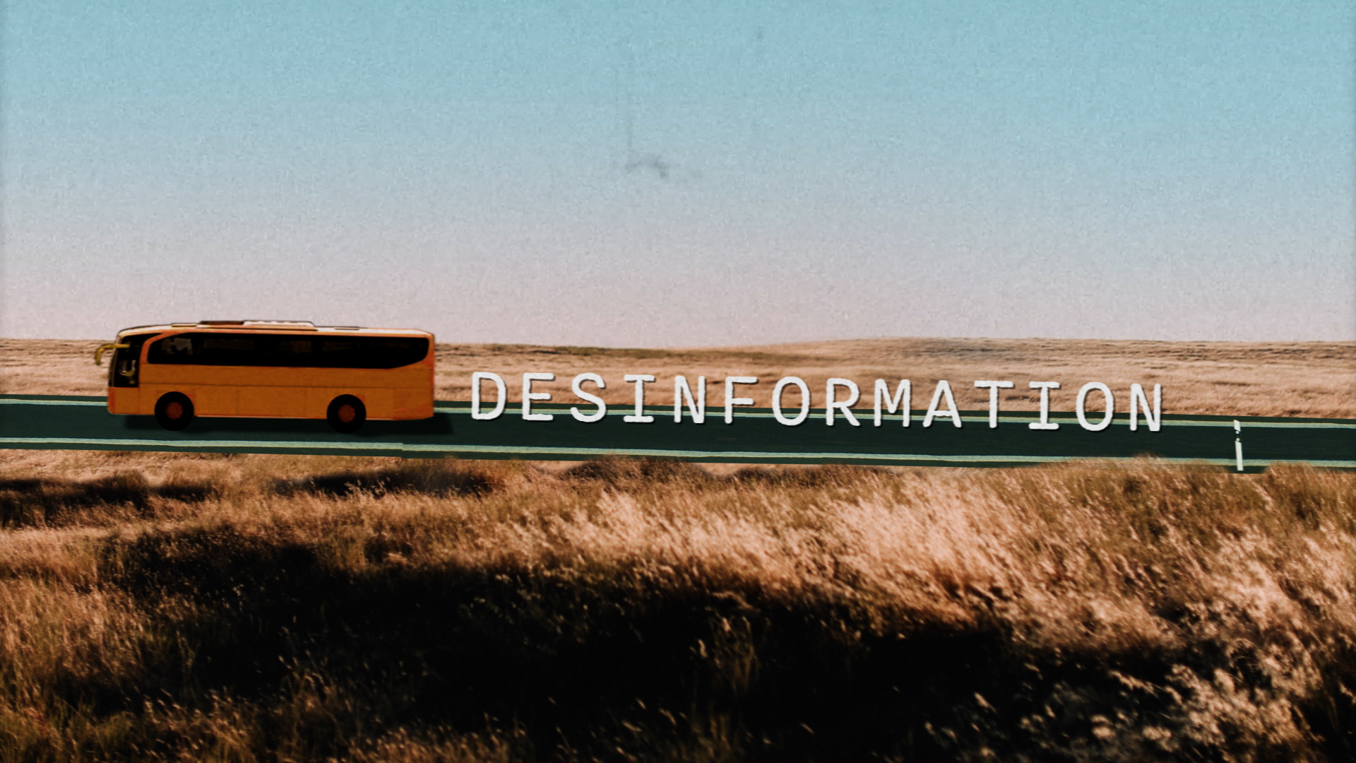 Standbild: Bus mit Schriftzug 'Desinformation'